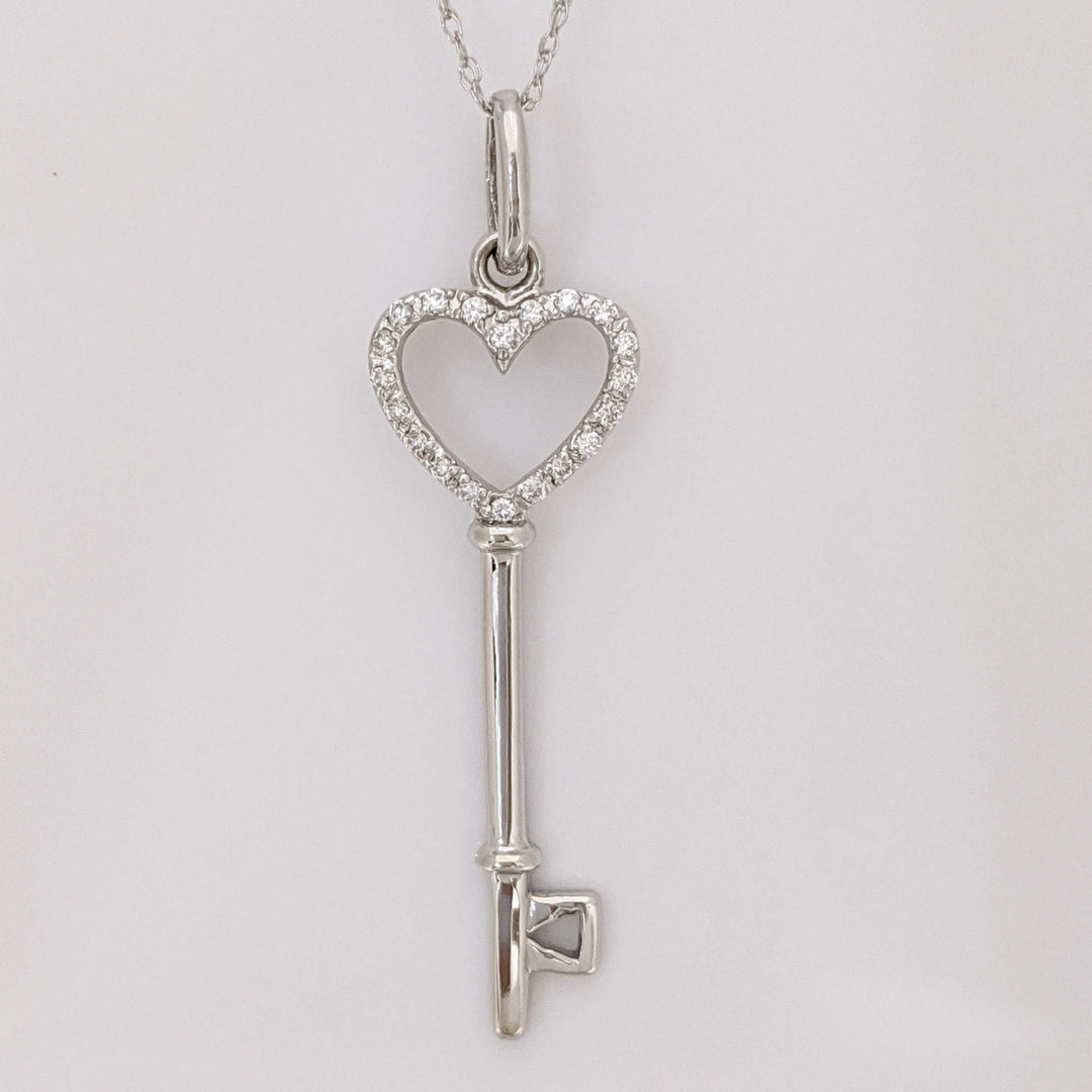 14K WHITE DIAMOND ROUND MELEE HEART KEY ESTATE PENDANT & CHAIN 1.9 GRAMS