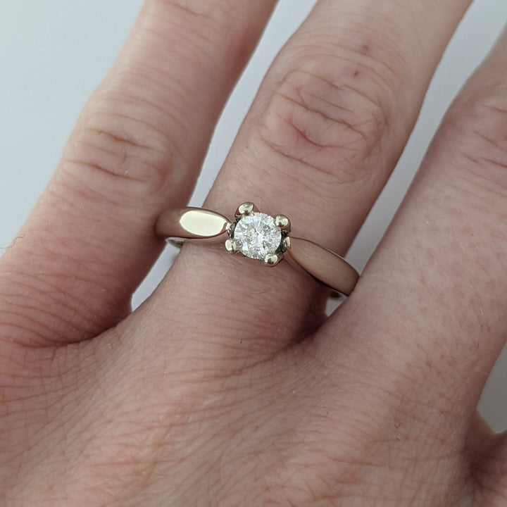 14K WHITE .23 CARAT TOTAL I1 H DIAMOND ROUND WITH MELEE IN GALLERY ESTATE RING 2.5 GRAMS