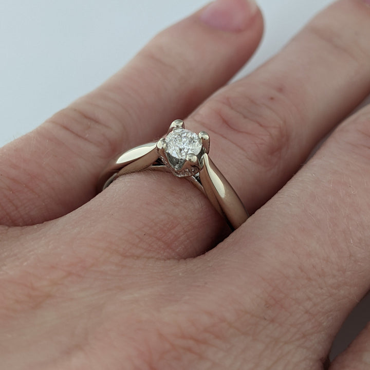 14K WHITE .23 CARAT TOTAL I1 H DIAMOND ROUND WITH MELEE IN GALLERY ESTATE RING 2.5 GRAMS
