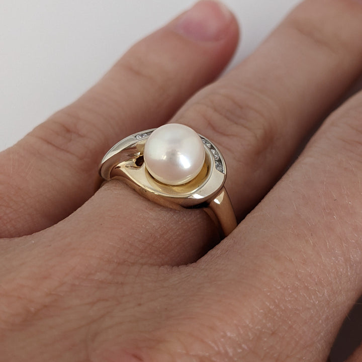 14K PEARL ROUND 6.5MM WITH (7) MELEE ESTATE RING 3.4 GRAMS
