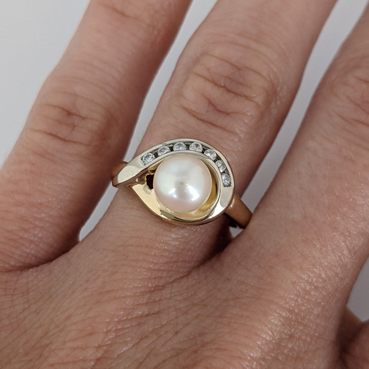 14K PEARL ROUND 6.5MM WITH (7) MELEE ESTATE RING 3.4 GRAMS