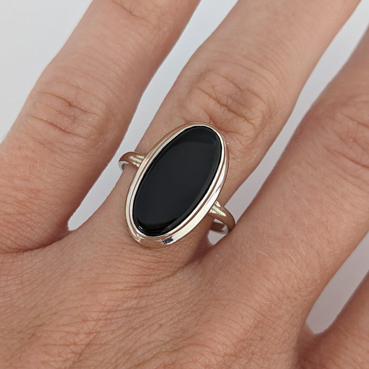 14K WHITE ONYX OVAL 7X18 WITH GOLD TRIM ESTATE RING 2.9 GRAMS