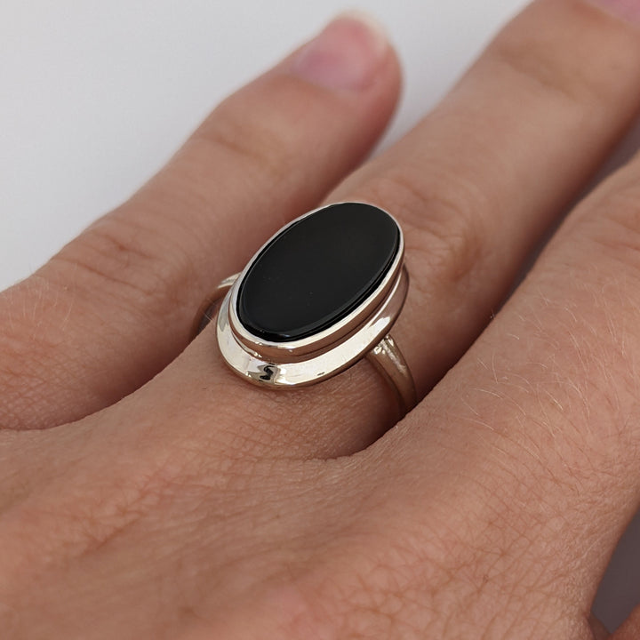 14K WHITE ONYX OVAL 7X18 WITH GOLD TRIM ESTATE RING 2.9 GRAMS