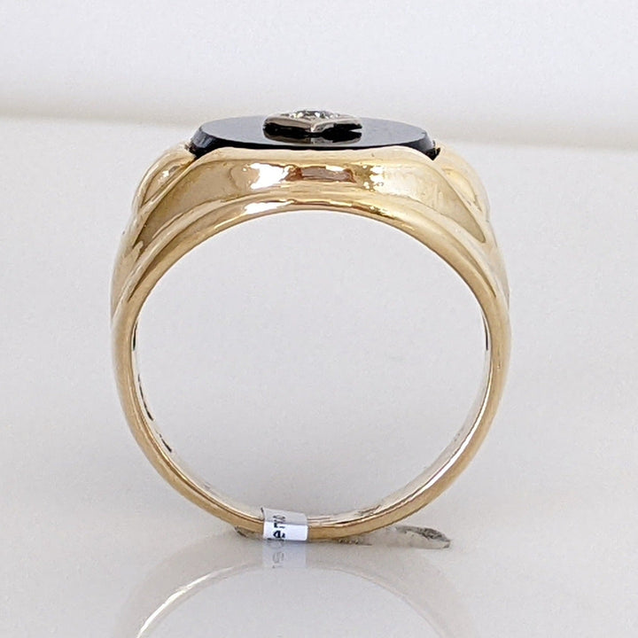 10K ONYX OVAL 13X17 WITH .05 DIAMOND TOTAL WEIGHT ESTATE RING 6.0 GRAMS