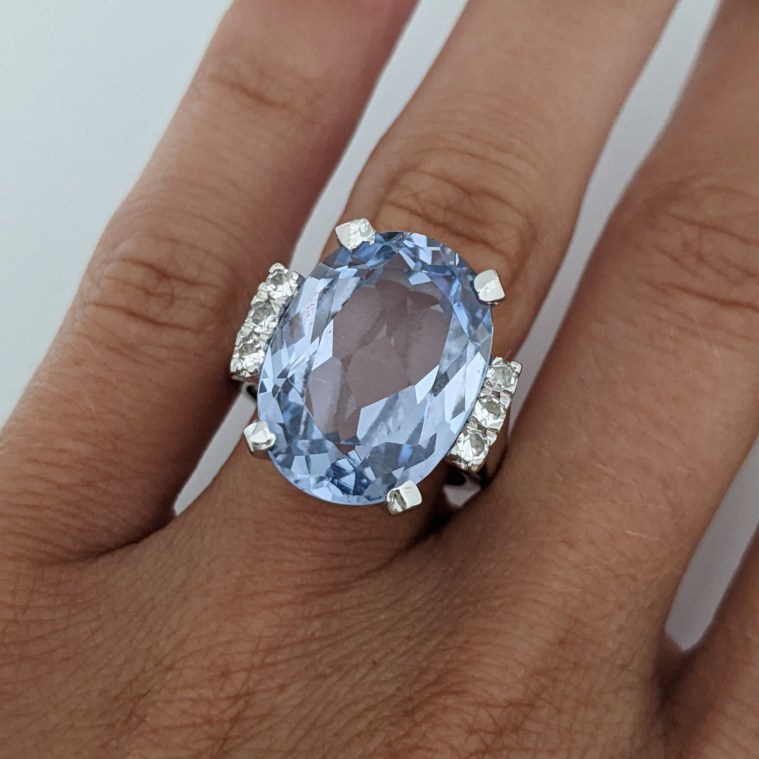 14K WHITE BLUE TOPAZ OVAL 12.5X18 WITH (6) DIAMOND ROUNDS .18 CARAT TOTAL WEIGHT ESTATE RING 10.7 GRAMS