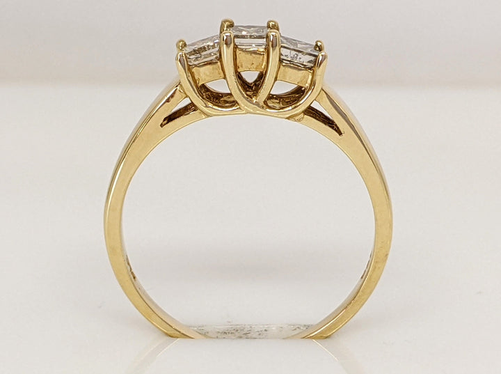 10K .51 CARAT TOTAL WEIGHT I1 P DIAMOND PRINCESS CUT (3) ESTATE TRINITY RING 1.8 GRAMS