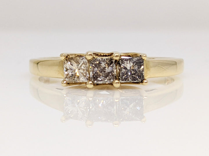 10K .51 CARAT TOTAL WEIGHT I1 P DIAMOND PRINCESS CUT (3) ESTATE TRINITY RING 1.8 GRAMS