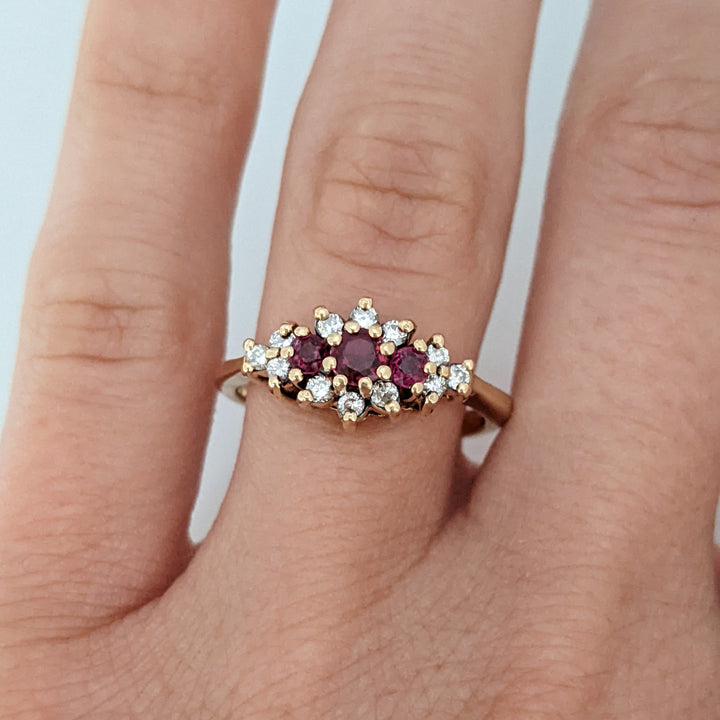14K RUBY ROUND (3) STONES WITH (12) DIAMONDS .24 DIAMOND TOTAL WEIGHT ESTATE RING 3.7 GRAMS