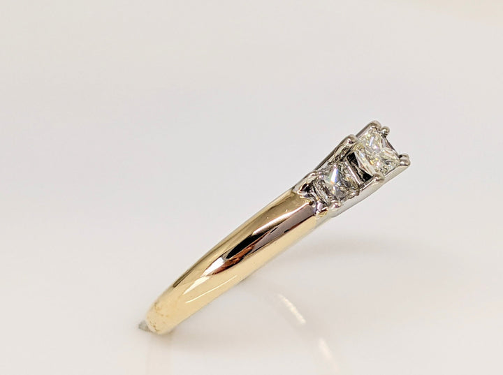 14K .47 CARAT TOTAL WEIGHT I1 K DIAMOND ROUND (3) ESTATE TRINITY RING 3.8 GRAMS