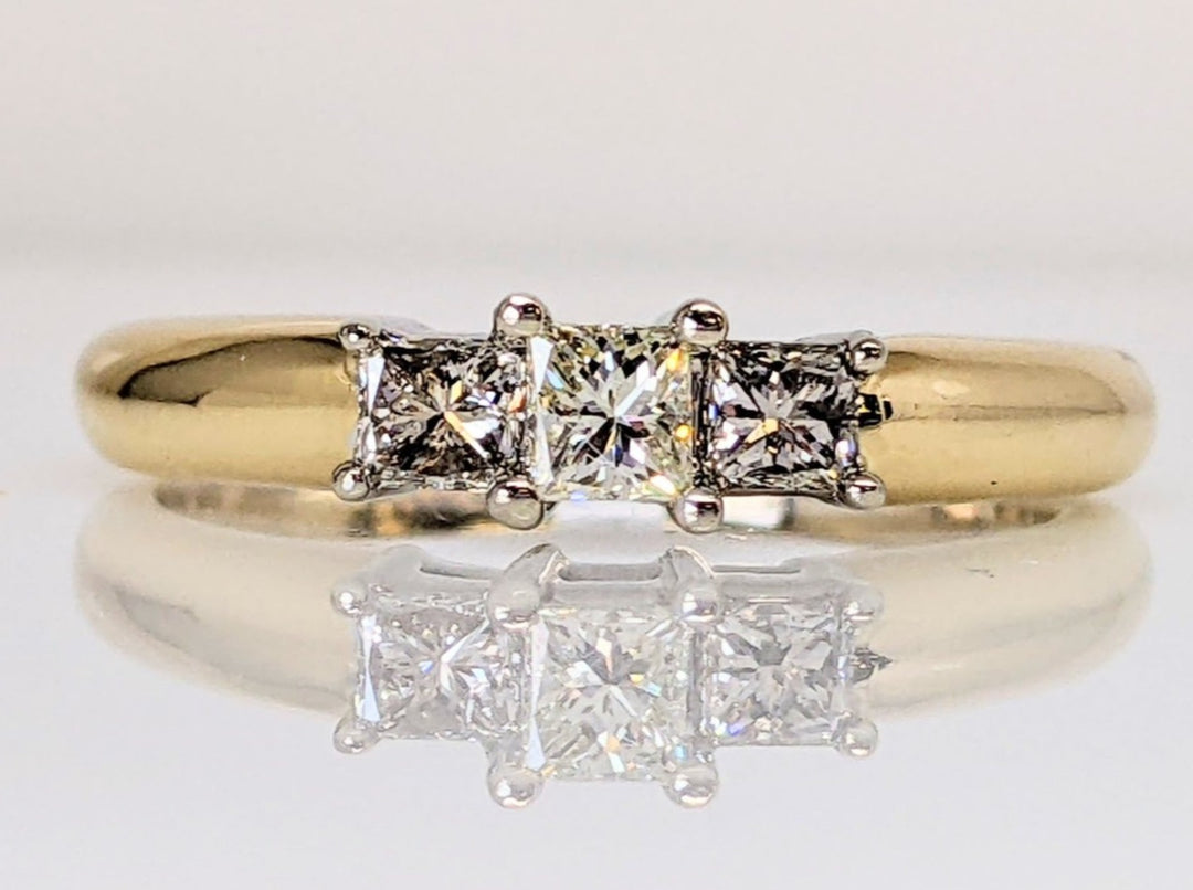 14K .47 CARAT TOTAL WEIGHT I1 K DIAMOND ROUND (3) ESTATE TRINITY RING 3.8 GRAMS