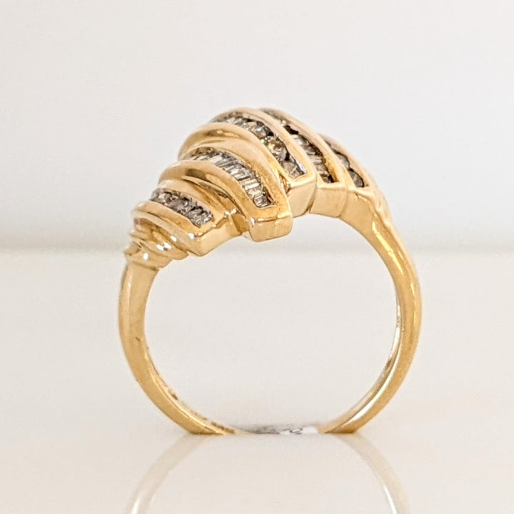 10K .65 CARAT TOTAL WEIGHT I1 H DIAMOND ROUND (12) BAGUETTES (30) ESTATE RING 5.8 GRAMS