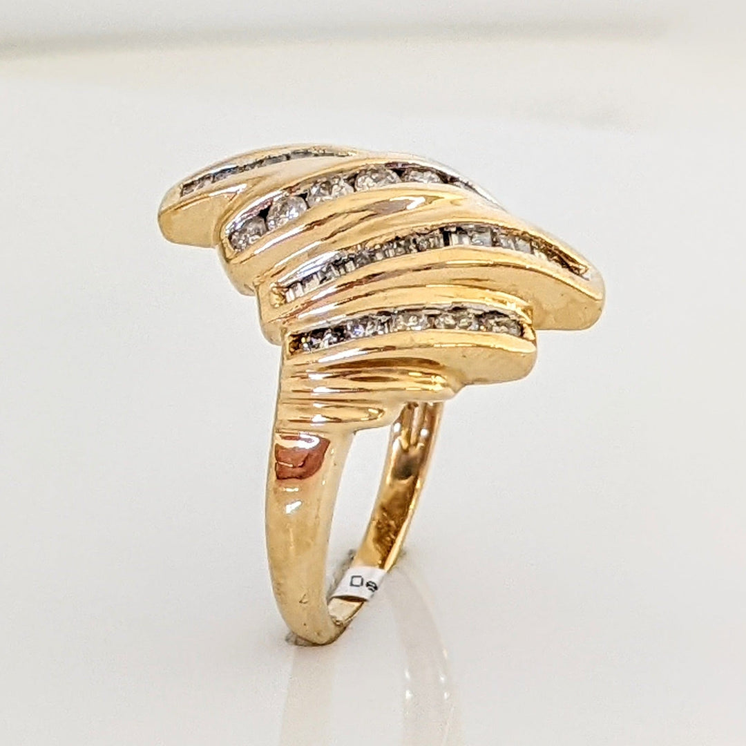 10K .65 CARAT TOTAL WEIGHT I1 H DIAMOND ROUND (12) BAGUETTES (30) ESTATE RING 5.8 GRAMS