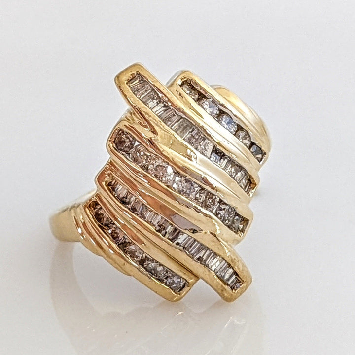 10K .65 CARAT TOTAL WEIGHT I1 H DIAMOND ROUND (12) BAGUETTES (30) ESTATE RING 5.8 GRAMS