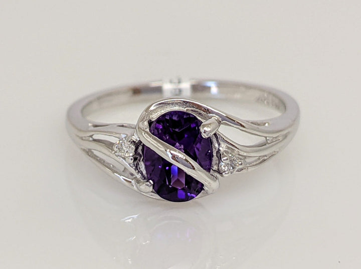 14K WHITE AMETHYST OVAL 5X7 WITH (2) DIAMOND GOLD TRIM TOP ESTATE RING 2.2 GRAMS