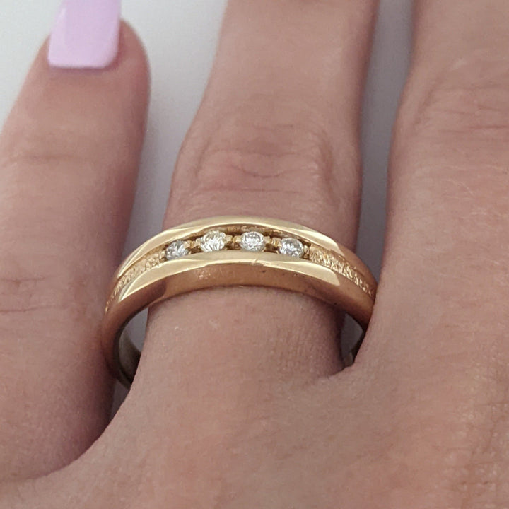 14K .12 CARAT TOTAL WEIGHT SI2 I DIAMOND ROUND (4) ESTATE BAND 4.7 GRAMS