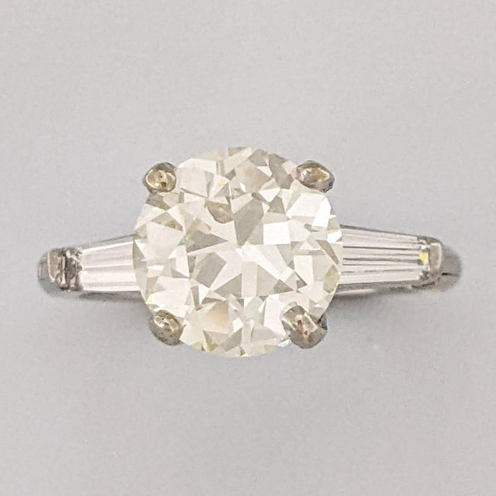 PLATINUM 3.54 CARAT TOTAL WEIGHT VVS2 N DIAMOND ROUND WITH (2) BAGUETTE ESTATE RING 6.1 GRAMS
