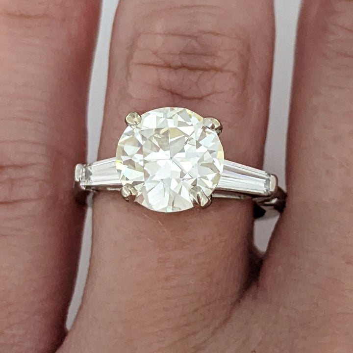 PLATINUM 3.54 CARAT TOTAL WEIGHT VVS2 N DIAMOND ROUND WITH (2) BAGUETTE ESTATE RING 6.1 GRAMS