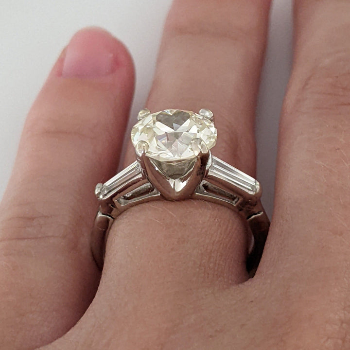 PLATINUM 3.54 CARAT TOTAL WEIGHT VVS2 N DIAMOND ROUND WITH (2) BAGUETTE ESTATE RING 6.1 GRAMS