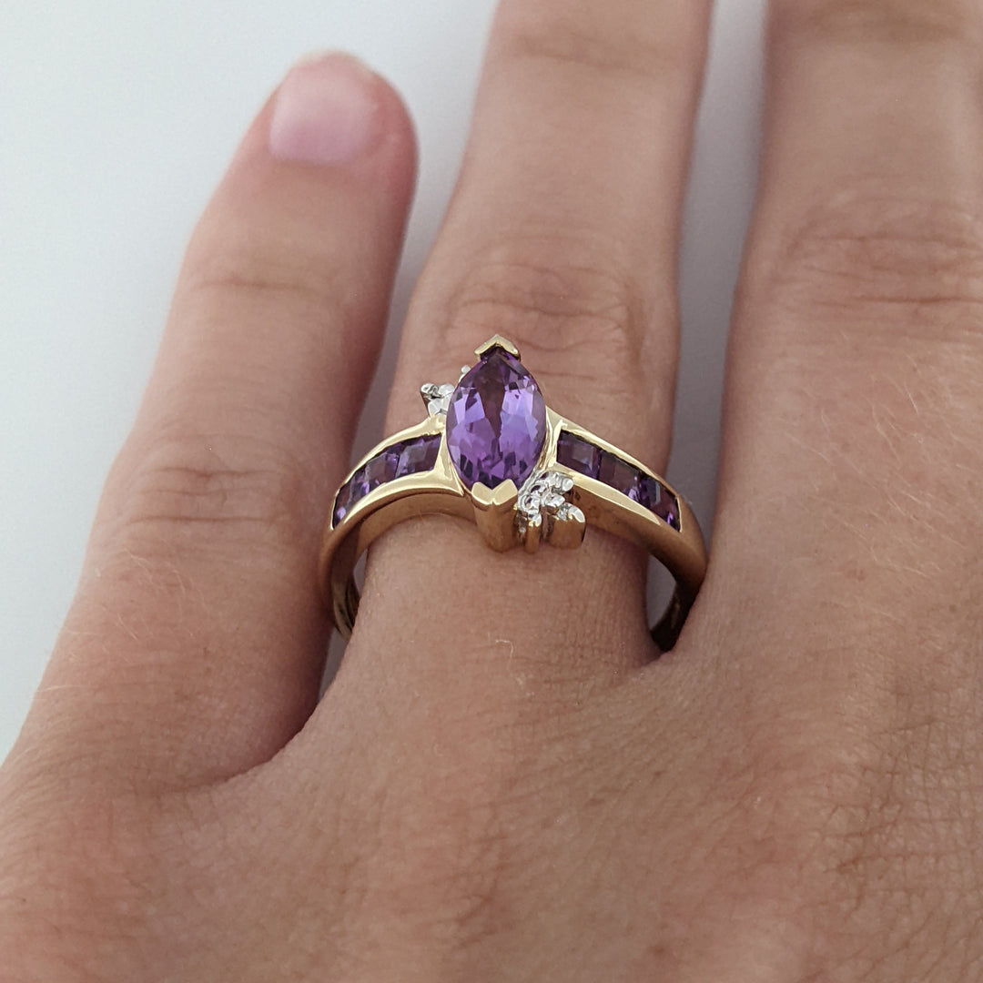 10K AMETHYST MARQUISE 5X10 WITH (6) PRINCESS CUT AMETHYST AND (2) MELEE ESTATE RING 2.6 GRAMS