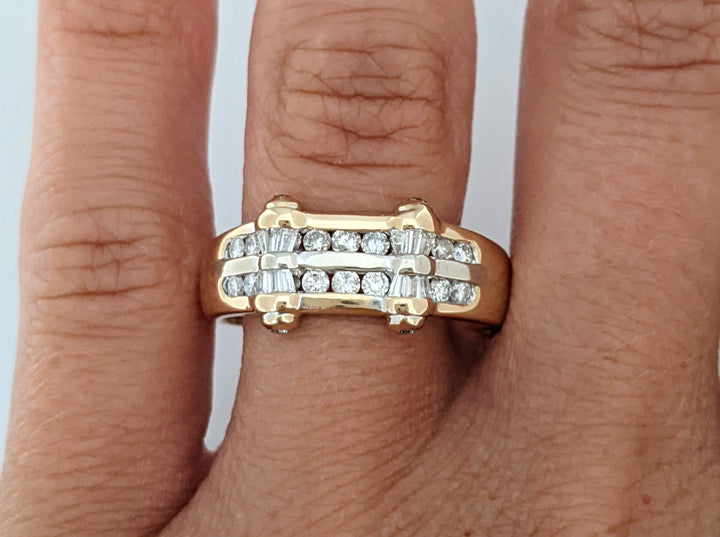 14K .46 CARAT TOTAL WEIGHT I1 H DIAMOND ROUND (18) BAGUETTE (12) 5.2 GRAMS