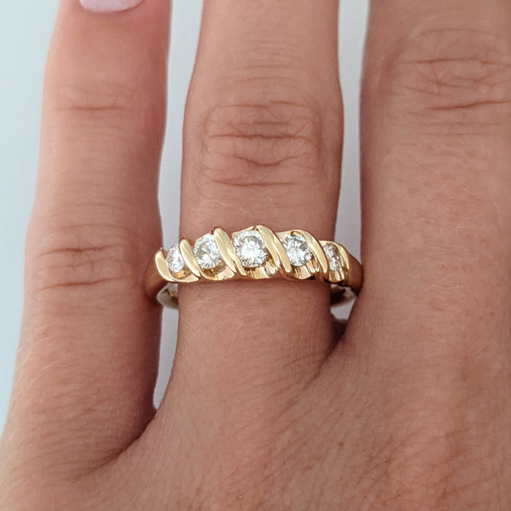 14K .49 CARAT TOTAL WEIGHT SI2 J DIAMOND ROUND (5) S-STYLE BAND 4.5 GRAMS