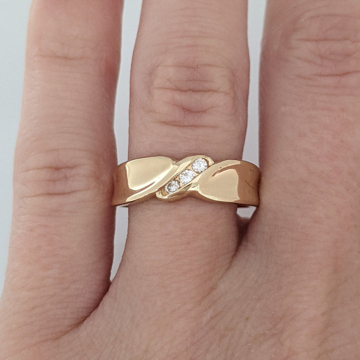 14K .09 CARAT TOTAL SI1 J DIAMOND ROUND (3) ESTATE BAND 4.1 GRAMS