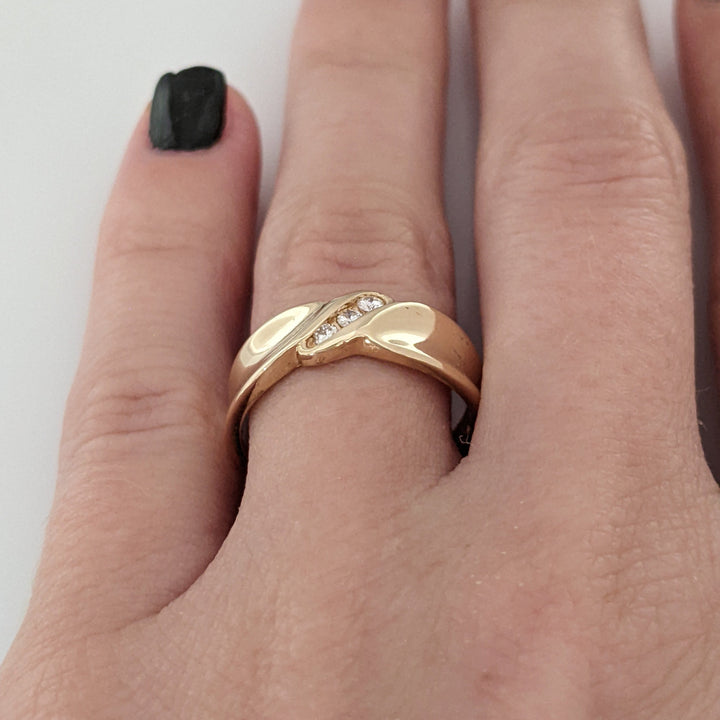 14K .09 CARAT TOTAL SI1 J DIAMOND ROUND (3) ESTATE BAND 4.1 GRAMS