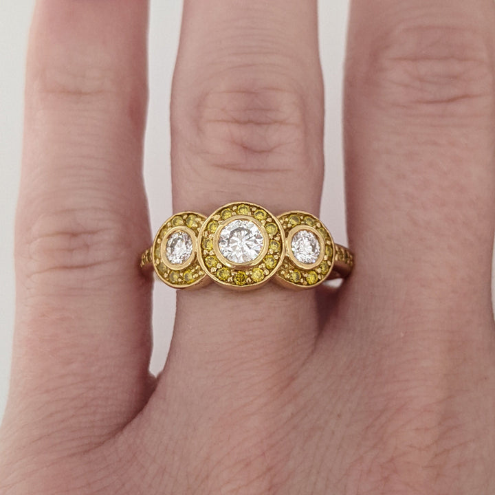 18K .96 CARAT TOTAL WEIGHT SI2 I DIAMOND ROUND (3) YELLOW (42) BEZEL ESTATE RING 5.0 GRAMS