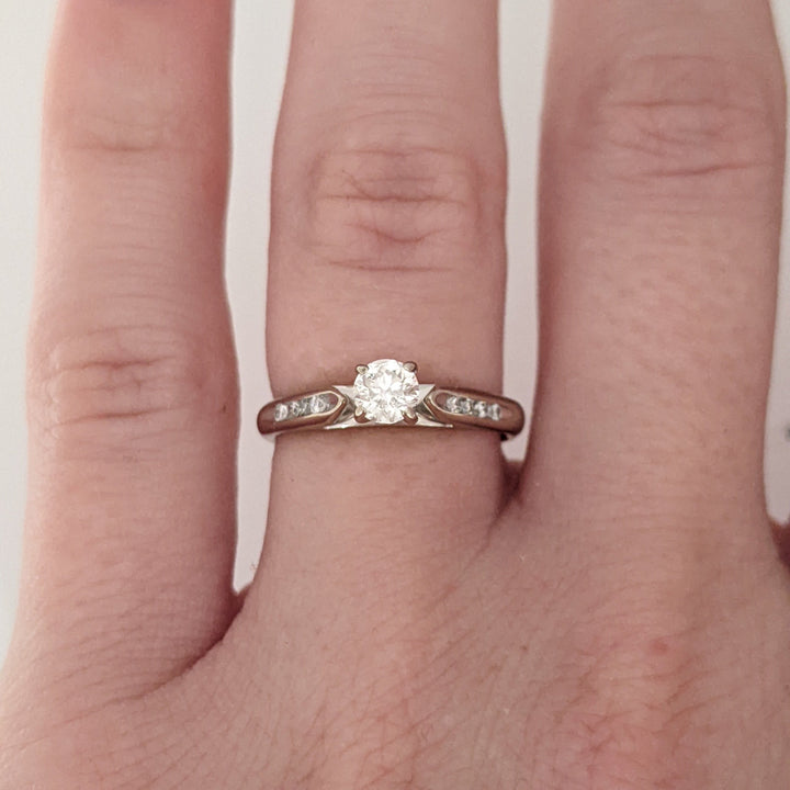 14K WHITE .26 CARAT TOTAL WEIGHT SI2 H DIAMOND ROUND (9) ESTATE RING 1.9 GRAMS