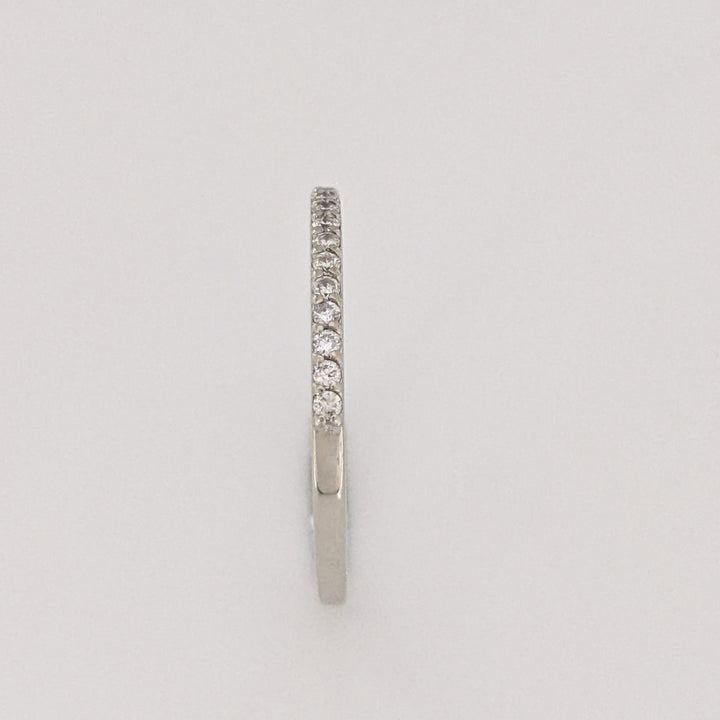 14K WHITE .15 CARAT TOTAL WEIGHT I1 H DIAMOND ROUND (16) PRONG-SET ESTATE BAND 1.6 GRAMS