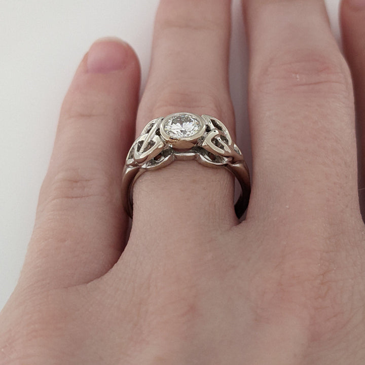 14K WHITE .60 CARAT TOTAL VS2 H DIAMOND ROUND BEZEL CELTIC STYLE ESTATE RING 4.2 GRAMS