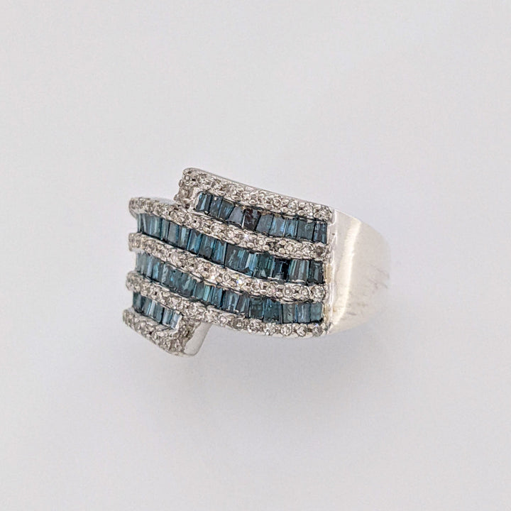 STERLING SILVER 1.00 CARAT TOTAL WEIGHT ROUND AND BAGUETTE WHITE AND BLUE DIAMOND ESTATE RING 4.0 GRAMS