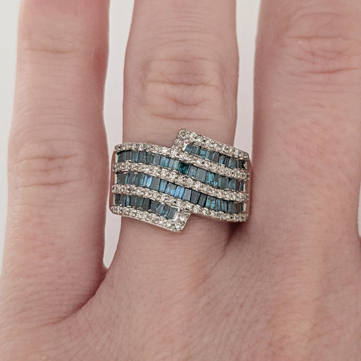 STERLING SILVER 1.00 CARAT TOTAL WEIGHT ROUND AND BAGUETTE WHITE AND BLUE DIAMOND ESTATE RING 4.0 GRAMS