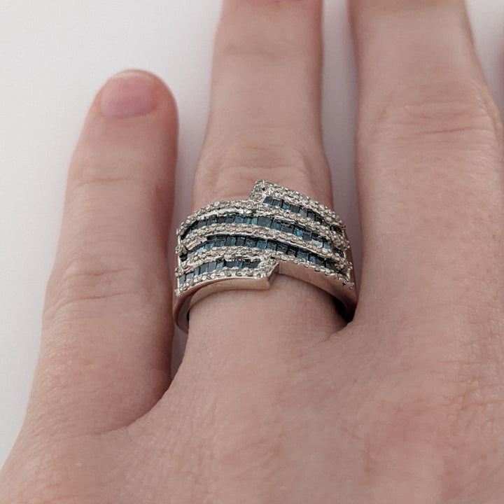 STERLING SILVER 1.00 CARAT TOTAL WEIGHT ROUND AND BAGUETTE WHITE AND BLUE DIAMOND ESTATE RING 4.0 GRAMS