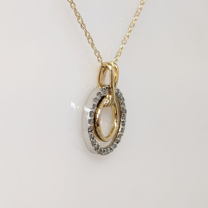 10K TWO-TONE .19 CARAT TOTAL WEIGHT DIAMOND ROUND (25) DOUBLE CIRCLE ESTATE PENDANT & CHAIN 2.5 GRAMS