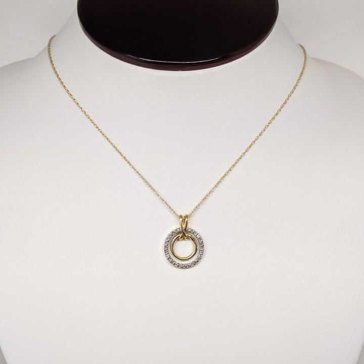 10K TWO-TONE .19 CARAT TOTAL WEIGHT DIAMOND ROUND (25) DOUBLE CIRCLE ESTATE PENDANT & CHAIN 2.5 GRAMS