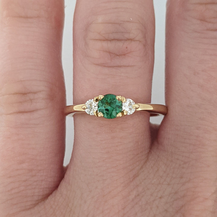 14K GREEN TOURMALINE ROUND 4MM WITH .18 DIAMOND TOTAL WEIGHT ESTATE RING 2.6 GRAMS