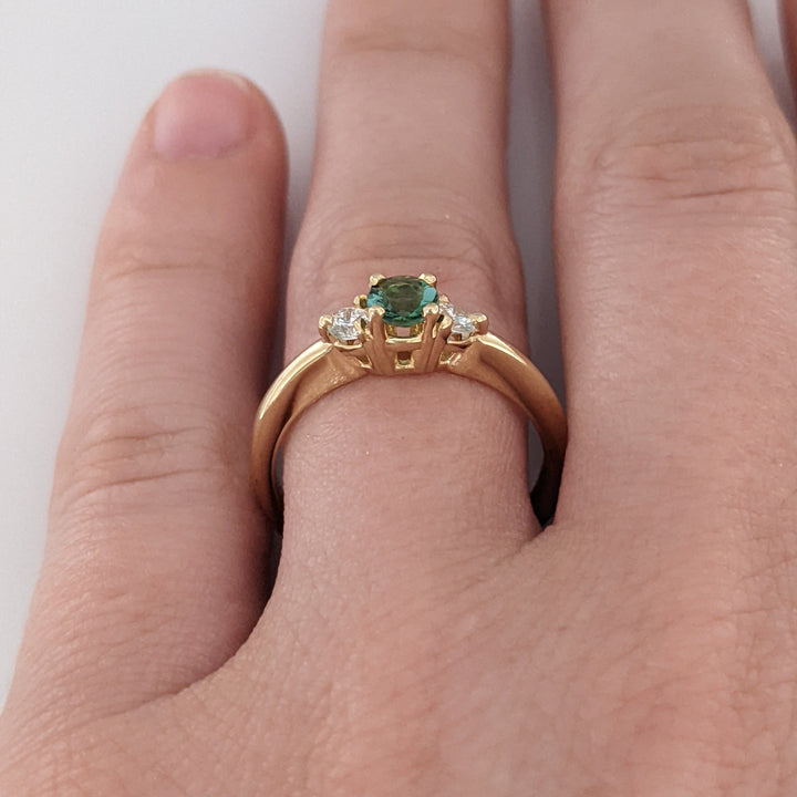 14K GREEN TOURMALINE ROUND 4MM WITH .18 DIAMOND TOTAL WEIGHT ESTATE RING 2.6 GRAMS