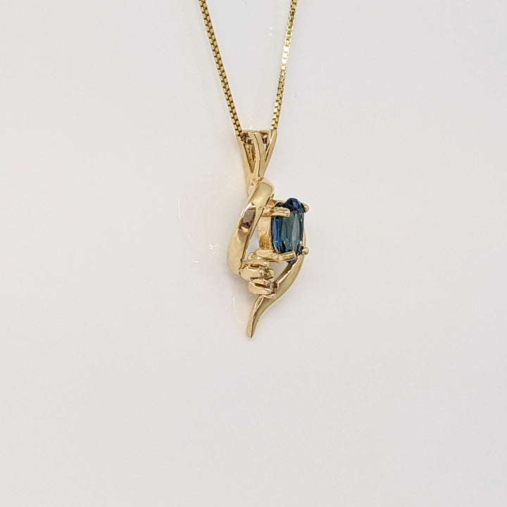 14K BLUE TOPAZ OVAL 4X6 WITH (2) MELEE FREE FORM ESTATE PENDANT & CHAIN 2.3 GRAMS