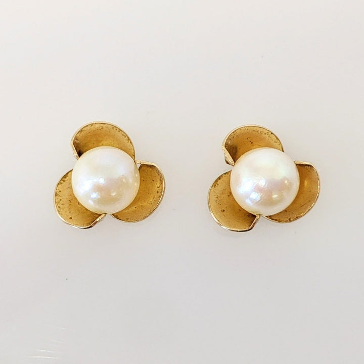 14K PEARL ROUND 6MM GOLD PETAL ESTATE STUD EARRINGS 1.4 GRAMS