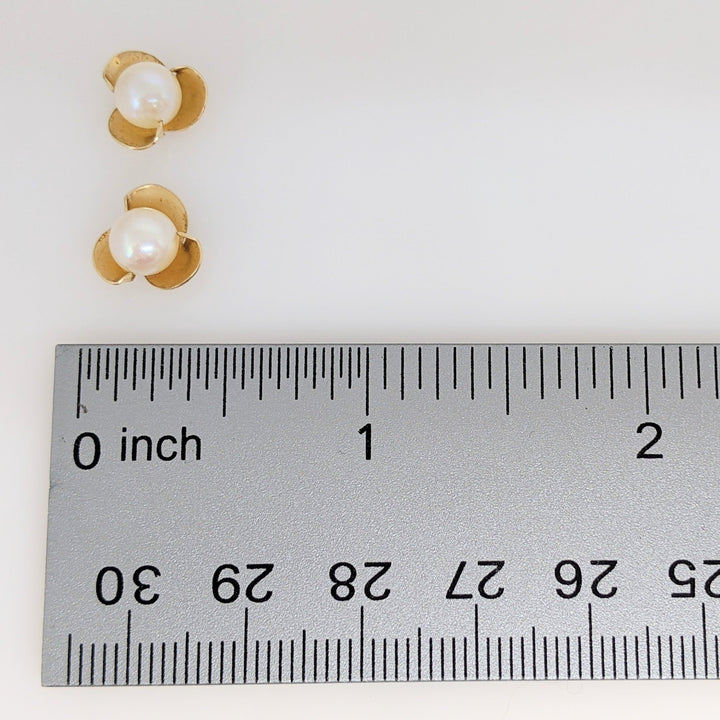 14K PEARL ROUND 6MM GOLD PETAL ESTATE STUD EARRINGS 1.4 GRAMS