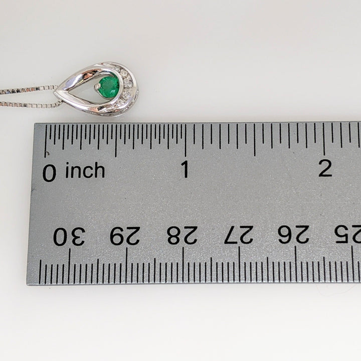14K WHITE EMERALD ROUND 4MM WITH (5) DIAMOND ROUND OPEN ESTATE PENDANT & CHAIN 3.7 GRAMS
