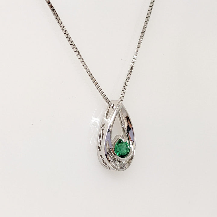 14K WHITE EMERALD ROUND 4MM WITH (5) DIAMOND ROUND OPEN ESTATE PENDANT & CHAIN 3.7 GRAMS