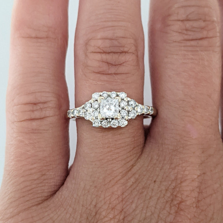 14K WHITE .69 CARAT TOTAL WEIGHT SI2 H DIAMOND PRINCESS CUT (1) ROUND (22) HALO ESTATE RING 3.9 GRAMS