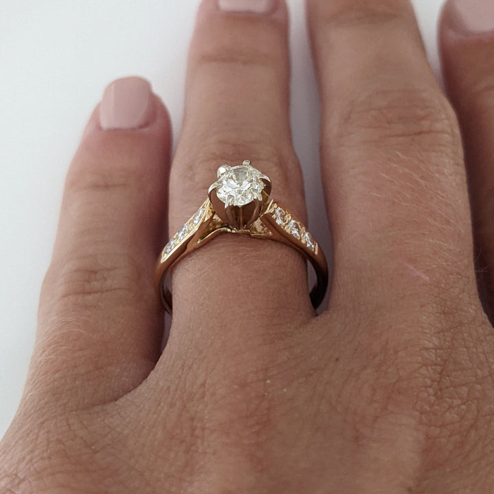 14K .62 CARAT TOTAL WEIGHT VS2 J DIAMOND OVAL WITH (6) ROUND MELEE ESTATE RING