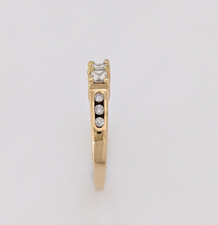 14K .51 CARAT TOTAL WEIGHT I1 H DIAMOND PRINCESS CUT (3) ROUND (8) ESTATE TRINITY RING 2.9 GRAMS