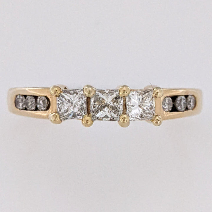 14K .51 CARAT TOTAL WEIGHT I1 H DIAMOND PRINCESS CUT (3) ROUND (8) ESTATE TRINITY RING 2.9 GRAMS