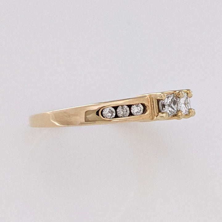 14K .51 CARAT TOTAL WEIGHT I1 H DIAMOND PRINCESS CUT (3) ROUND (8) ESTATE TRINITY RING 2.9 GRAMS