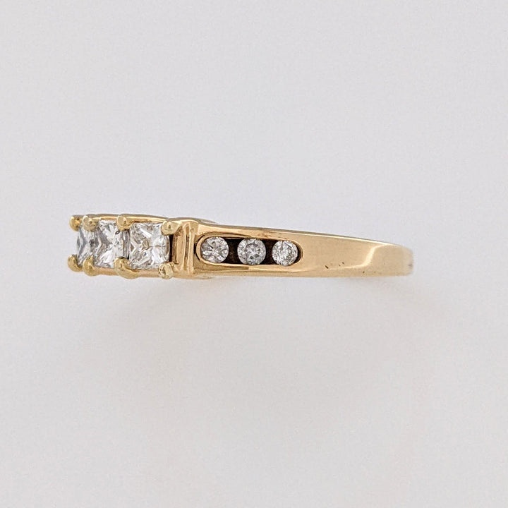 14K .51 CARAT TOTAL WEIGHT I1 H DIAMOND PRINCESS CUT (3) ROUND (8) ESTATE TRINITY RING 2.9 GRAMS