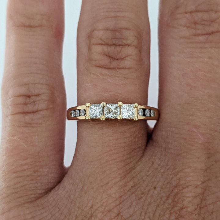 14K .51 CARAT TOTAL WEIGHT I1 H DIAMOND PRINCESS CUT (3) ROUND (8) ESTATE TRINITY RING 2.9 GRAMS